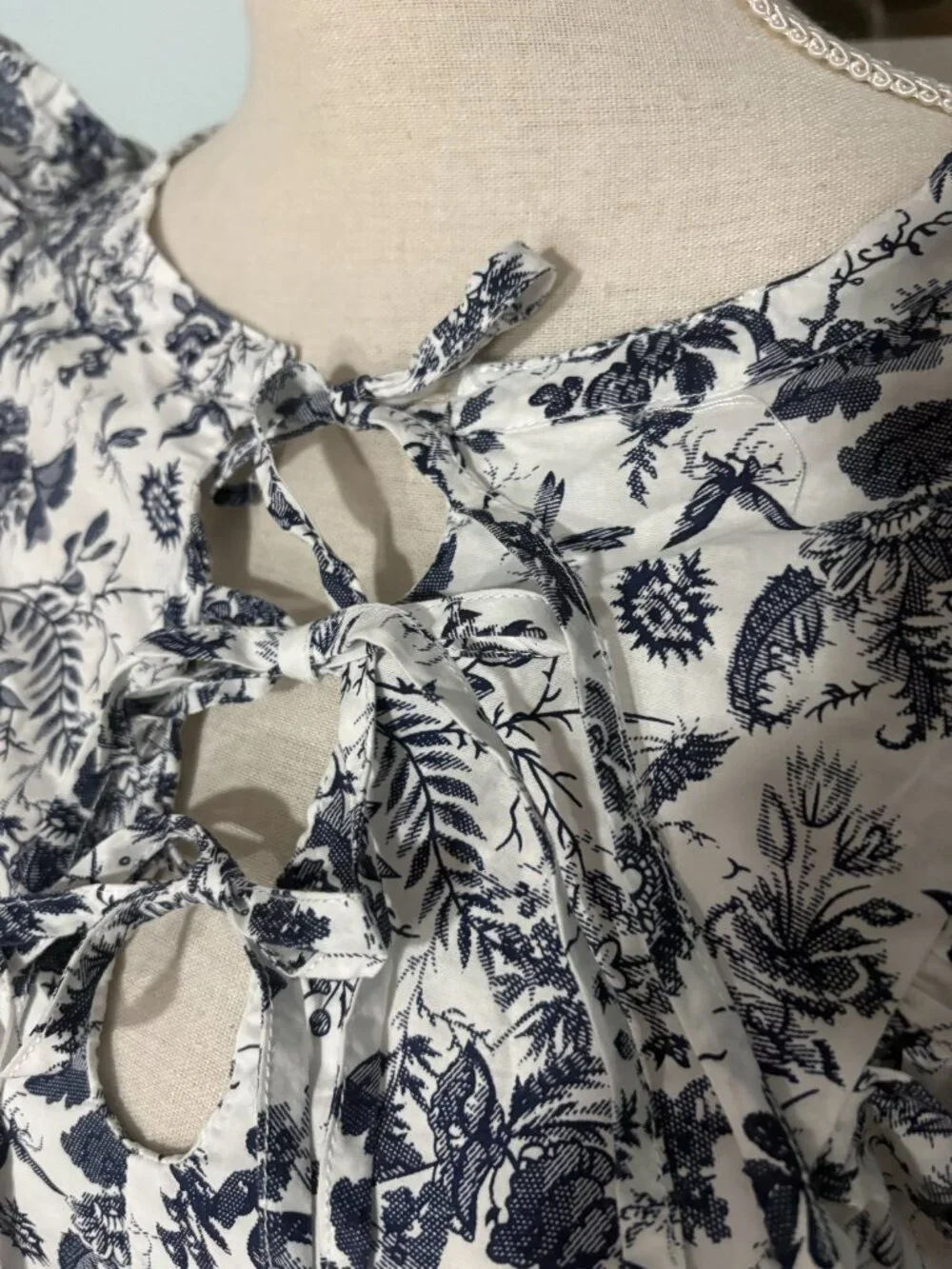 Tuckernuck Nadia Blouse size M medium floral ruffle top navy blue white Hyacinth